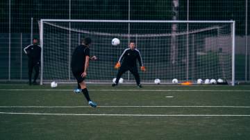 高接低档力保城门不失，费尔布吕亨半场结束前连续扑救｜乐竞体育官网（配图示意）